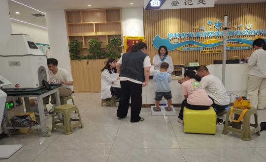 15.医疗公司“科学评估，，，，，，，，助力生长”儿童义诊活动现场_副本.jpg